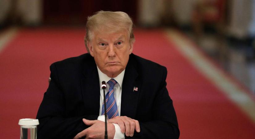 Nagy bajban Donald Trump: előkerült egy hangfelvétel, amelyen titkosított dokumentumokat mutogat a vendégeinek – Majd kért egy kólát