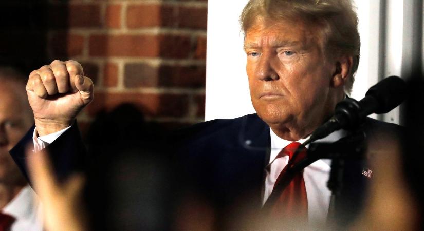 „Annyira menő!” – Hangfelvételen, ahogy Donald Trump titkosított katonai iratokat mutogat embereknek