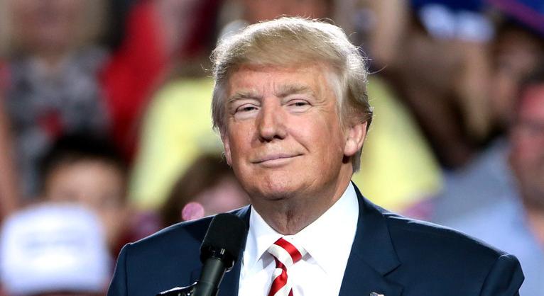 Hangfelvétel készült arról, hogy Trump titkosított anyagokat mutogat a vendégeinek