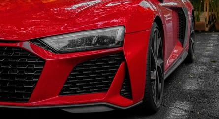 Audi R8-assal vagánykodott egy körforgalomban, csúnya csatt lett a vége