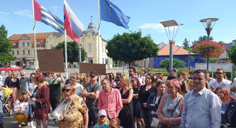 A Hársfa utcai óvoda bezárása ellen tüntettek a szülők Párkányban