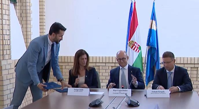 Együttműködik az Igazságügyi Minisztérium, a Miniszterelnökség és a GVH