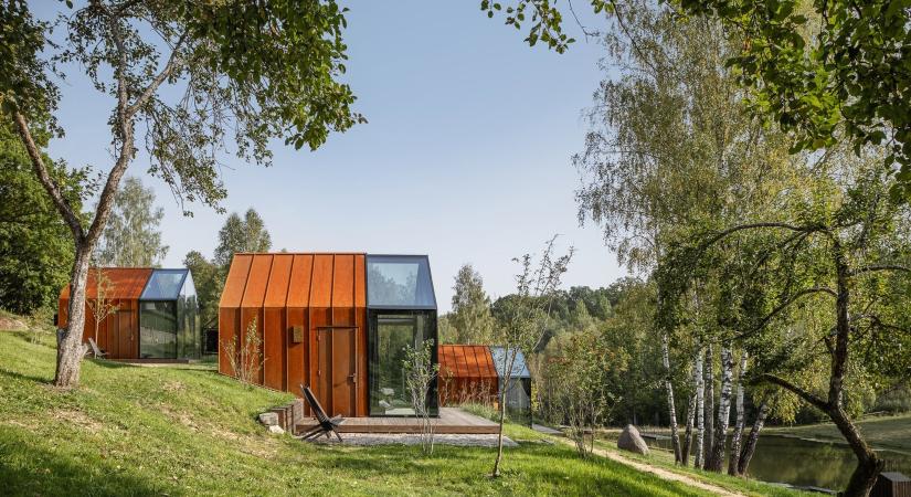 Corten acél és szenesített fa ad időtlen eleganciát a tóra néző szaunáknak a lett erdőségekben