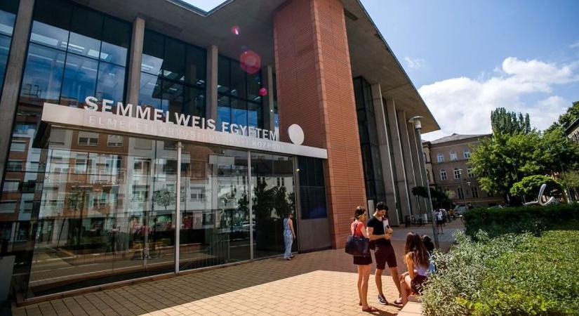 Tünetellenőrző mobilalkalmazást és weboldalt mutatott be szülőknek a Semmelweis Egyetem