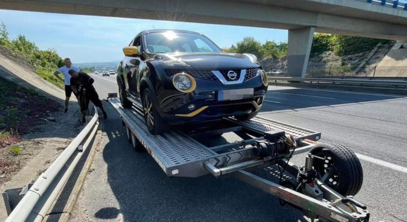 Öngyilkos motor: 140-nél az autópályán robbant le a Nissan, ami egy szériahiba miatt milliós javításra szorult