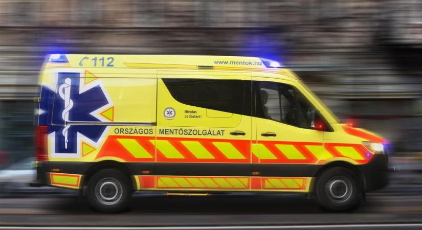 Hárman meghaltak az M5-ös autópályán, egy autó átrepült a szalagkorlát felett