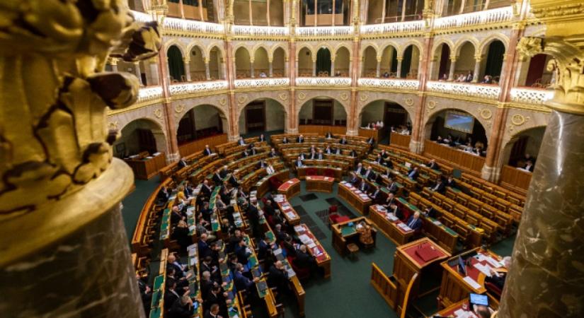 A költségvetés főbb számairól dönthet hétfőn a parlament