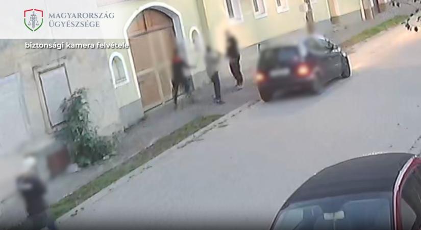 Kábeldarabbal és vascsővel akart elintézni egy gépjárműeladást két férfi (videó)
