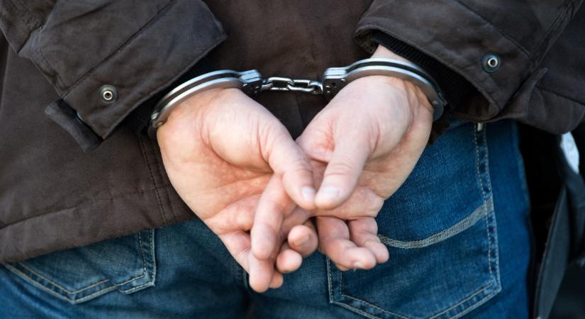 Féltékeny volt a barátnőjére, nekilátott bombával fenyegetőzni