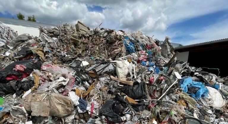 Közel kétezer tonna (!) szemetet hozatott kaposvári és pécsi ingatlanokba egy vállalkozó