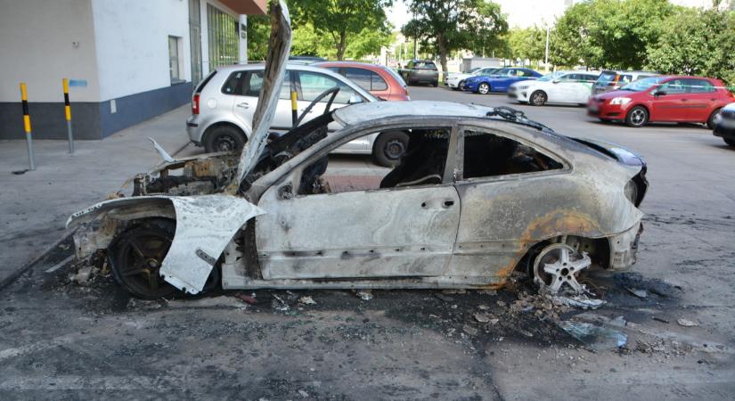 Felrobbantottak egy Mercedest Pozsonyban