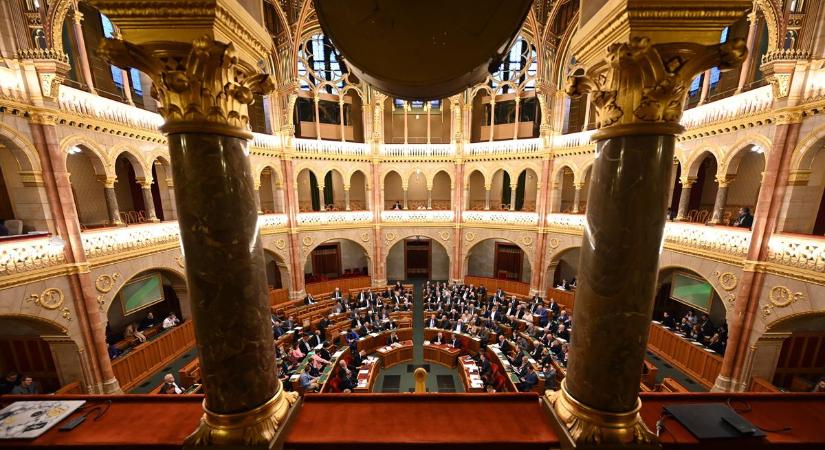 Hamarosan eldől a státusztörvény sorsa az Országgyűlésben – a tiltakozók tüntetésre készülnek
