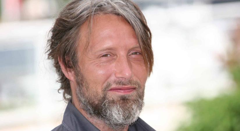Mads Mikkelsen Budapesten forgat: mosolygós szelfit lőtt egy reggelizőhelyen
