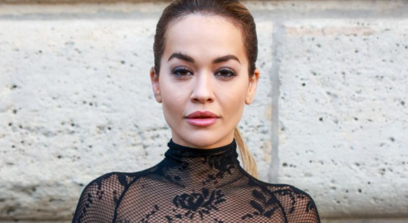 Pucérruha a köbön: Rita Ora mellbimbót villantott az áttetsző ruhájában