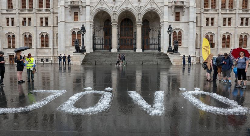 „Jövő” feliratot írtak a Kossuth térre, száz kiló jeget olvasztanak el rajta