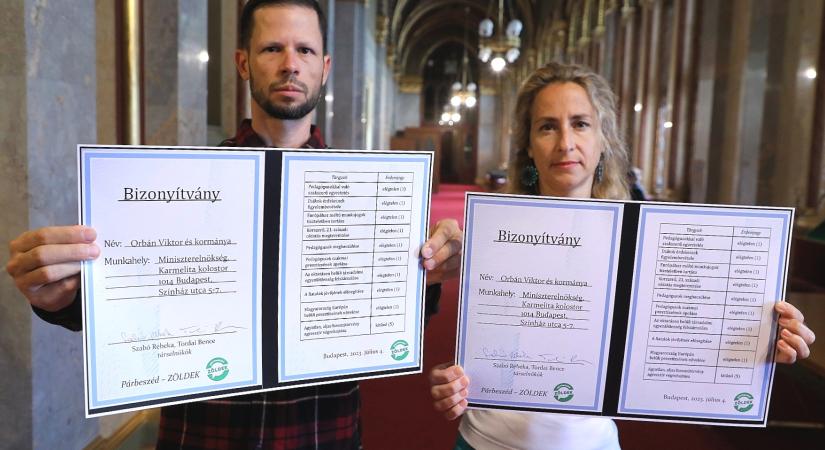 Orbánék is megkapták a bizonyítványukat: elégtelen