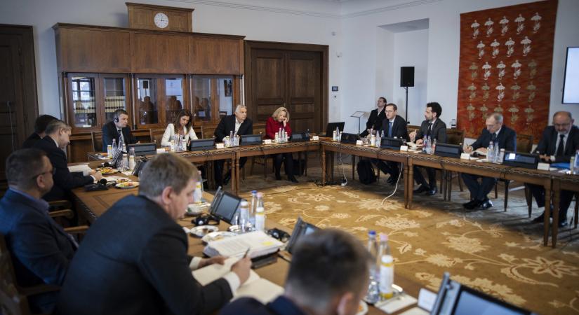 Valami rendkívül új dologra készül a kormány: a családi pótlék, a családi adókedvezmény és az szja-mentességek is az asztalra kerülnek