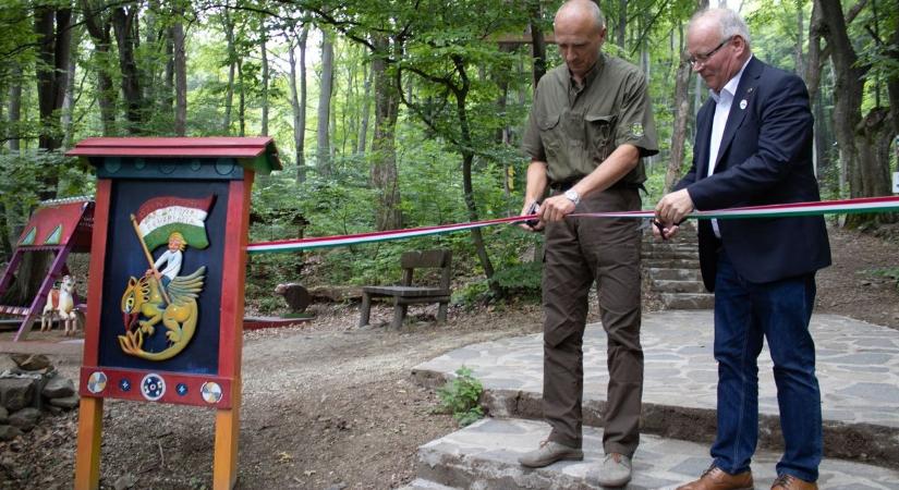 Különleges mesepark: függőkertet avattak Füzéren