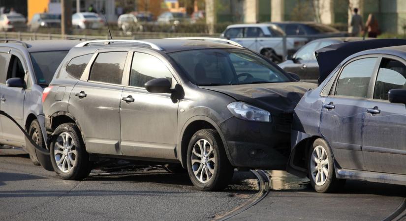Négy autó ütközött össze a 4-es főúton, Fegyverneknél