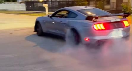 Mustang Shelby GT500-ssal ébresztette a lakókat (videó)