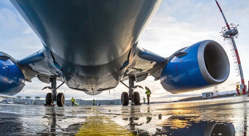 A Dan Air kitart a brassói repülőtér mellett