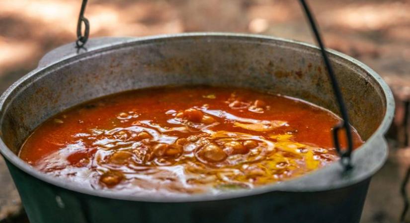 A legfinomabb bográcsos pincepörkölt, kipróbált recept alapján: nagy adagban készítsd