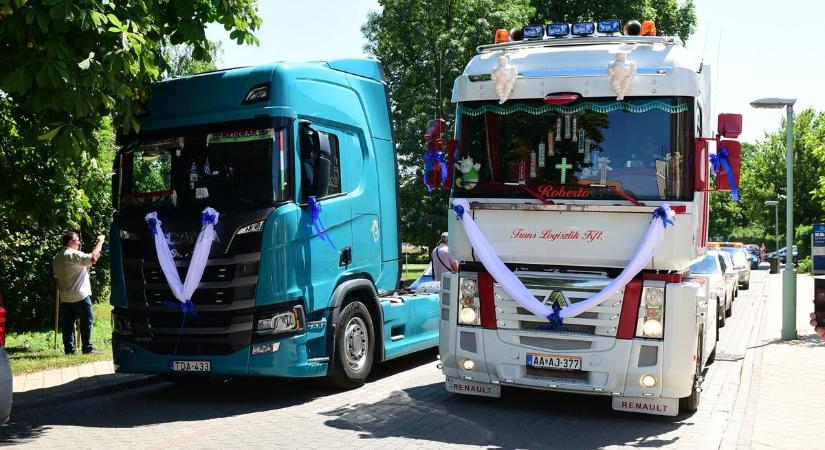 Kamionon érkezett a vőlegény a látványos szolnoki esküvőre – galériával