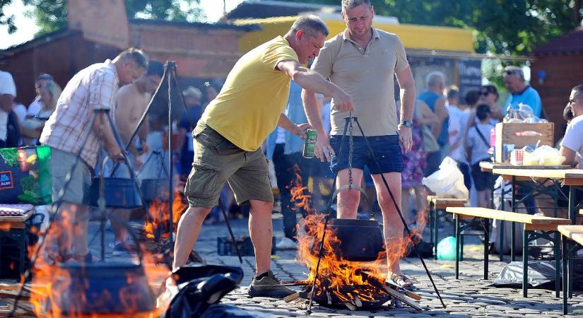 Négyszáz bográcsban rotyogott a halászlé Baján – galériával