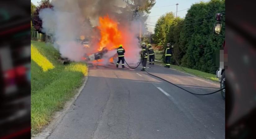 Hatalmas lángokkal égett egy betonhídnak csapódott autó Bakktüttösön, a 27 éves férfi ittasan vezethetett