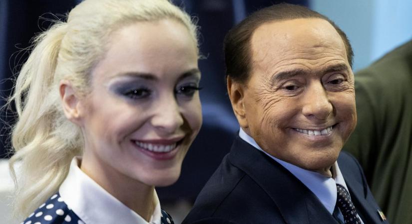 Szép kis summa: majdnem 40 milliárd forintot hagyott 33 éves kedvesére Berlusconi