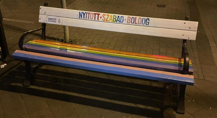 Tovább tart a festésháború Ferencvárosban – ismét szivárványszínű a Tompa utcai pad