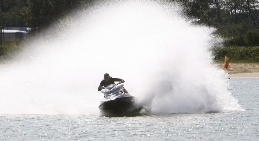 Kisiskolás gyerekeket borított a vízbe a Tisza-tavon egy felelőtlen jet skis