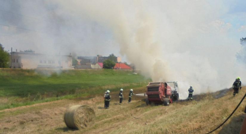 Traktor égett Hatvanban, egy másikf traktor autóval ütközött Boconádnál