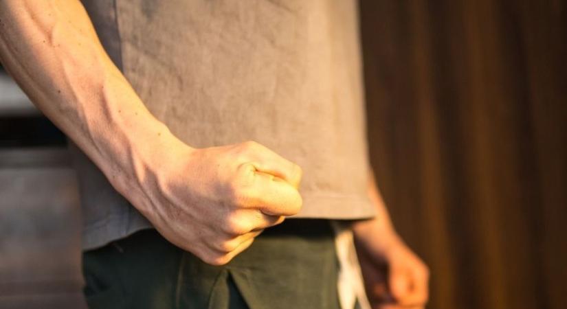 Italozásból verekedés – durván bántalmazták debreceni ismerősüket; még videóra is vették