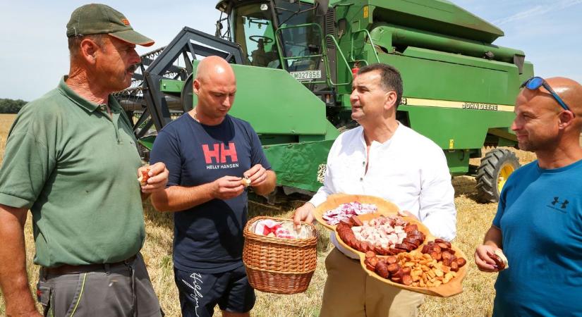 Frissítő járt az aratóknak Felsőrajkon