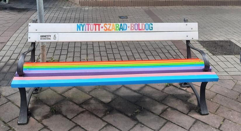 A Mi Hazánk politikusa nemzeti színűre festette át a Tompa utcai padot