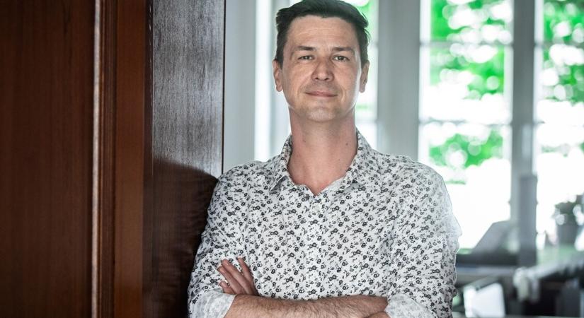 „Nem figyelünk semmire, csak a műtétre, eszünkbe sem jut, hogy enni kellene” – Dr. Perlaky Tamás ortopéd-traumatológus