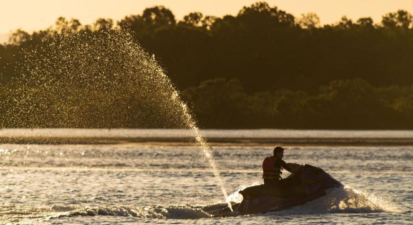 Kisiskolás gyerekeket borított a vízbe egy felelőtlen jet-skis a Tisza-tavon