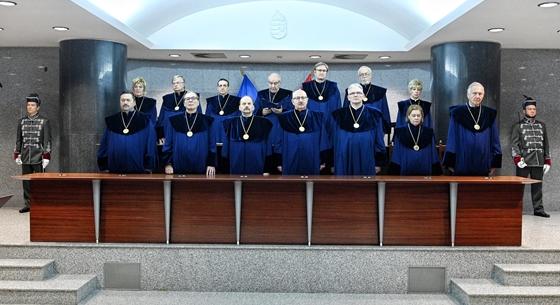 Nem sérti azt Alaptörvényt, ha egy elbocsátott tisztviselő nem tudhatja meg, mivel veszélyezteti a nemzetbiztonságot