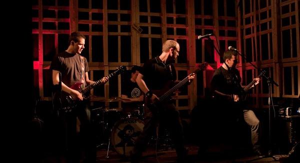 Fogós, megmaradó dallamok - Új EP-vel jelentkezett a Crashlander: 'Last One Out Turns Off The Light'