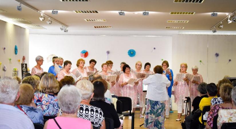Telt ház és közös éneklés a Jubilate Női Kar koncertjén