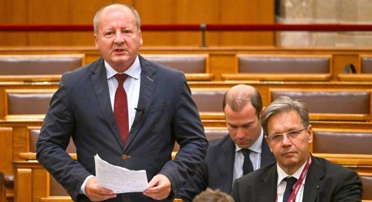 Néhány hónappal a választás előtt szigorítja a kormány a kampányfinanszírozási törvényt