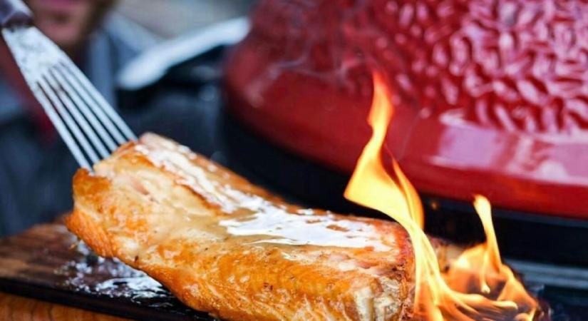 Könnyű nyári grillezett lazac saláta