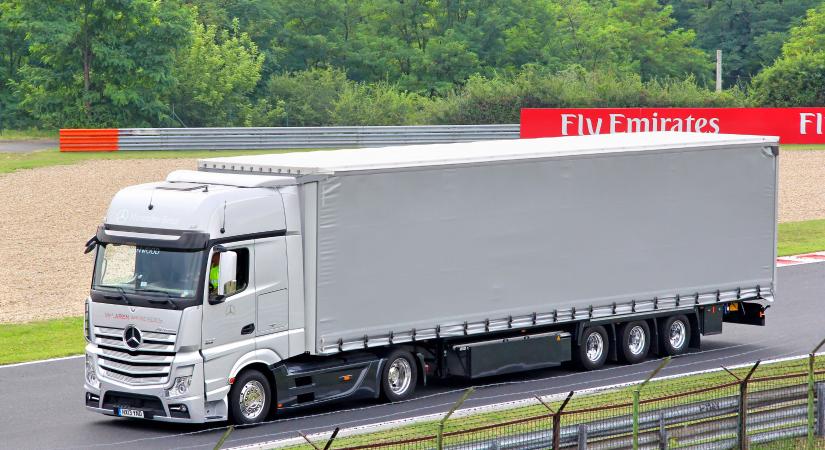 Dupla könyvelést vezetett egy fuvarozó - Lecsapott a NAV