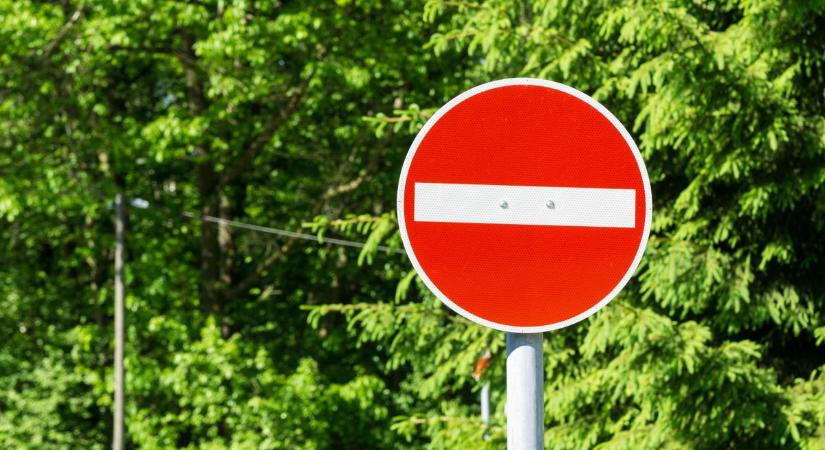 Helyreállítják a Hársfa utat Fegyverneken, egy napra lezárják