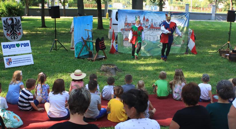 A Kuttyomfitty Társulás Három az igazság című mesejátéka a rimaszombati Városkertben – képeken