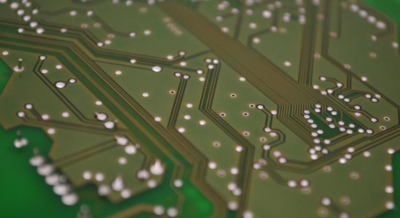 Megérkezett a fenékbe elhelyezett öregedésgátló chip: egy népszerű külföldi tévés már be is vállalta