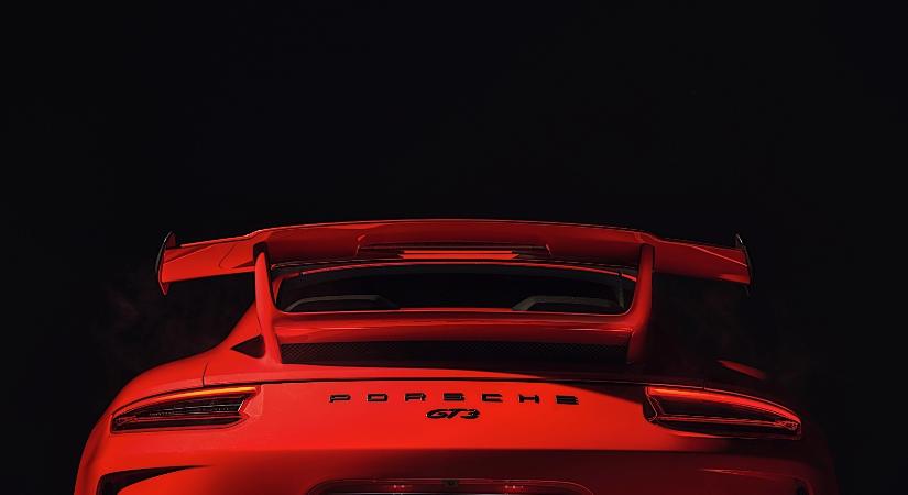 Vannak videók amit látni kell: a kézi váltós Porsche 911 GTR3 veretése a Nürburgringen pont ilyen