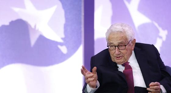 Váratlanul Pekingbe látogatott a 100 éves Henry Kissinger