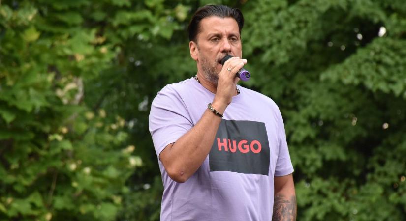 Istent dicsőítő dalokat énekelt Kökény Attila Jászberényben